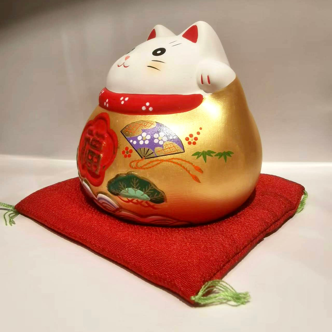 952470 Lucky cat Maneki Neko Beckoning Cat