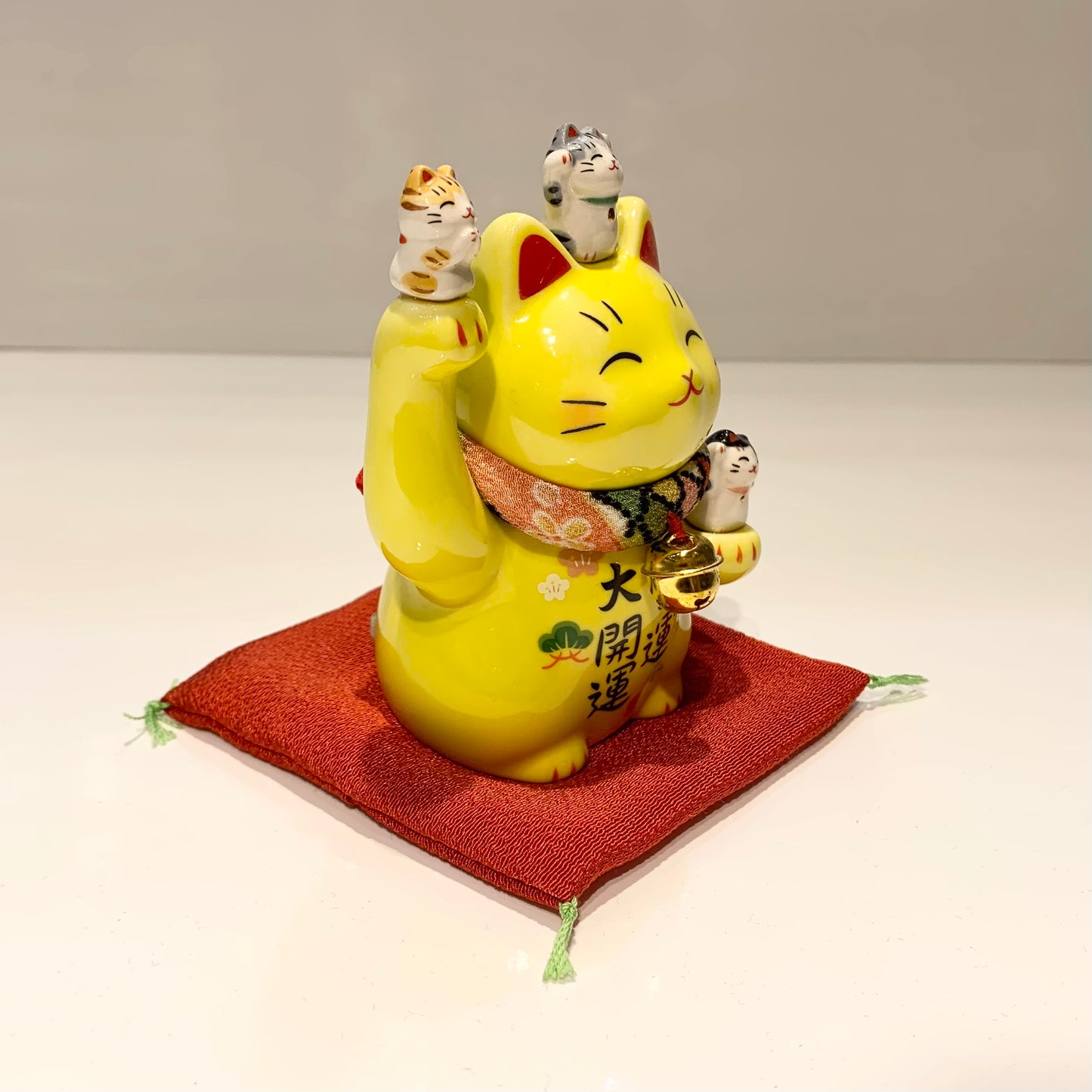 952144Lucky cat Maneki Neko Beckoning Cat