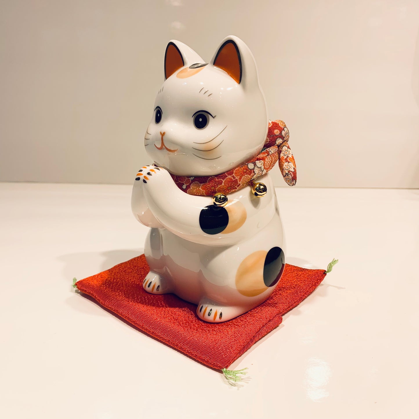 952290 Lucky cat Maneki Neko Beckoning Cat