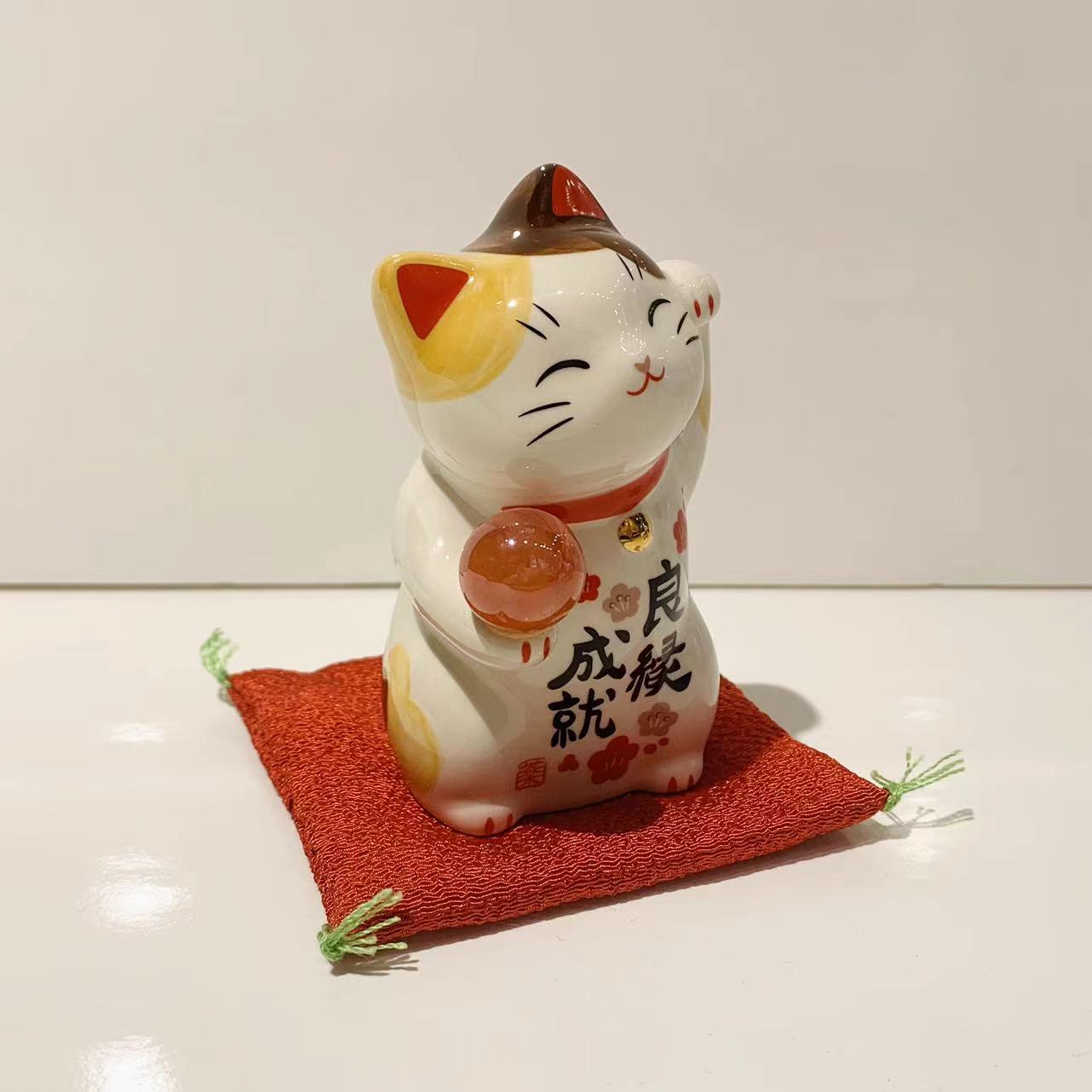 952545 Lucky cat Maneki Neko Beckoning Cat