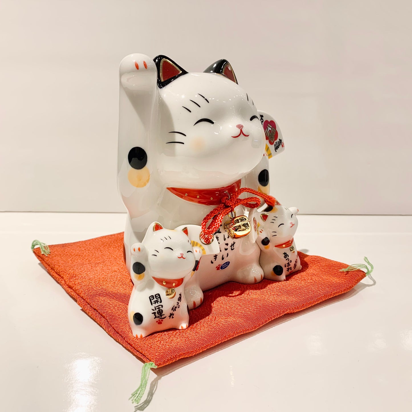 952452 Lucky cat Maneki Neko Beckoning Cat