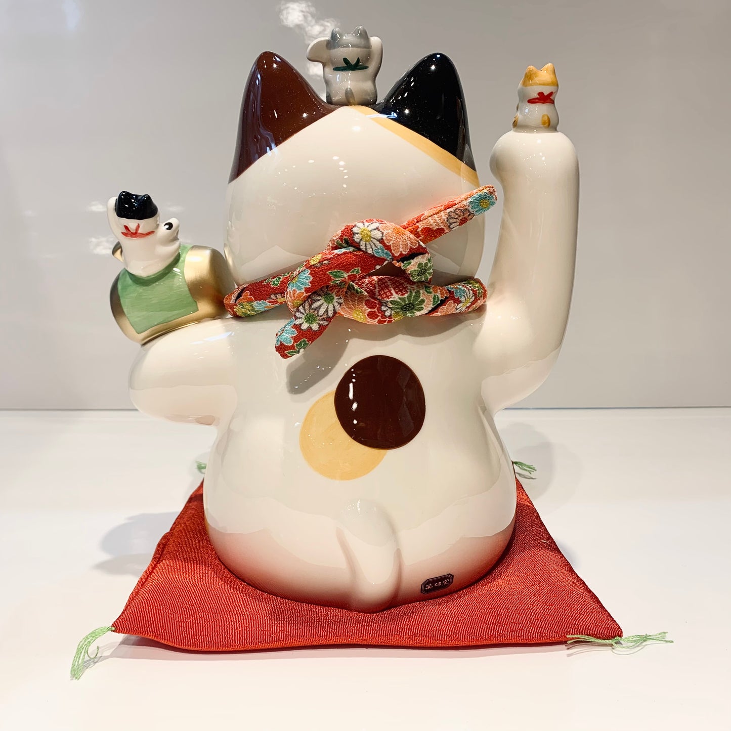 952454 Lucky cat Maneki Neko Beckoning Cat