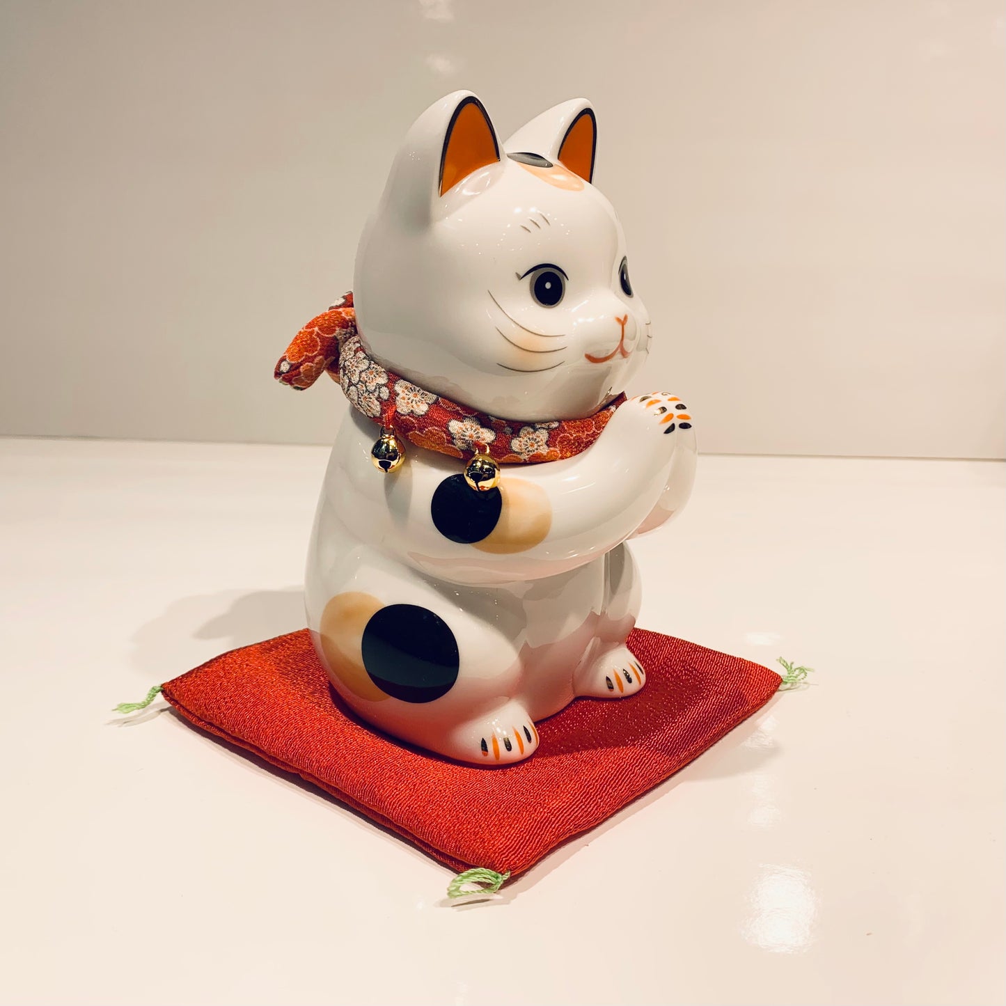 952290 Lucky cat Maneki Neko Beckoning Cat