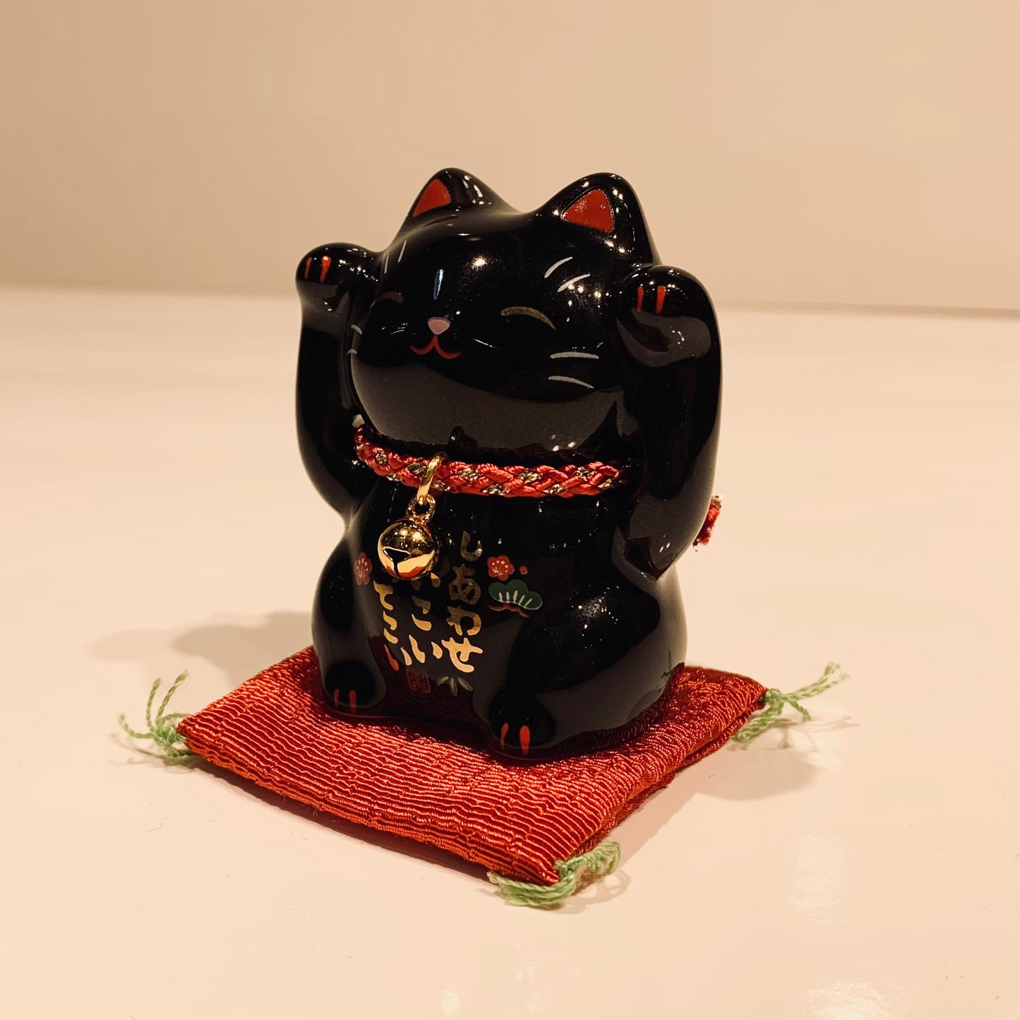 752533 Lucky cat Maneki Neko Beckoning Cat