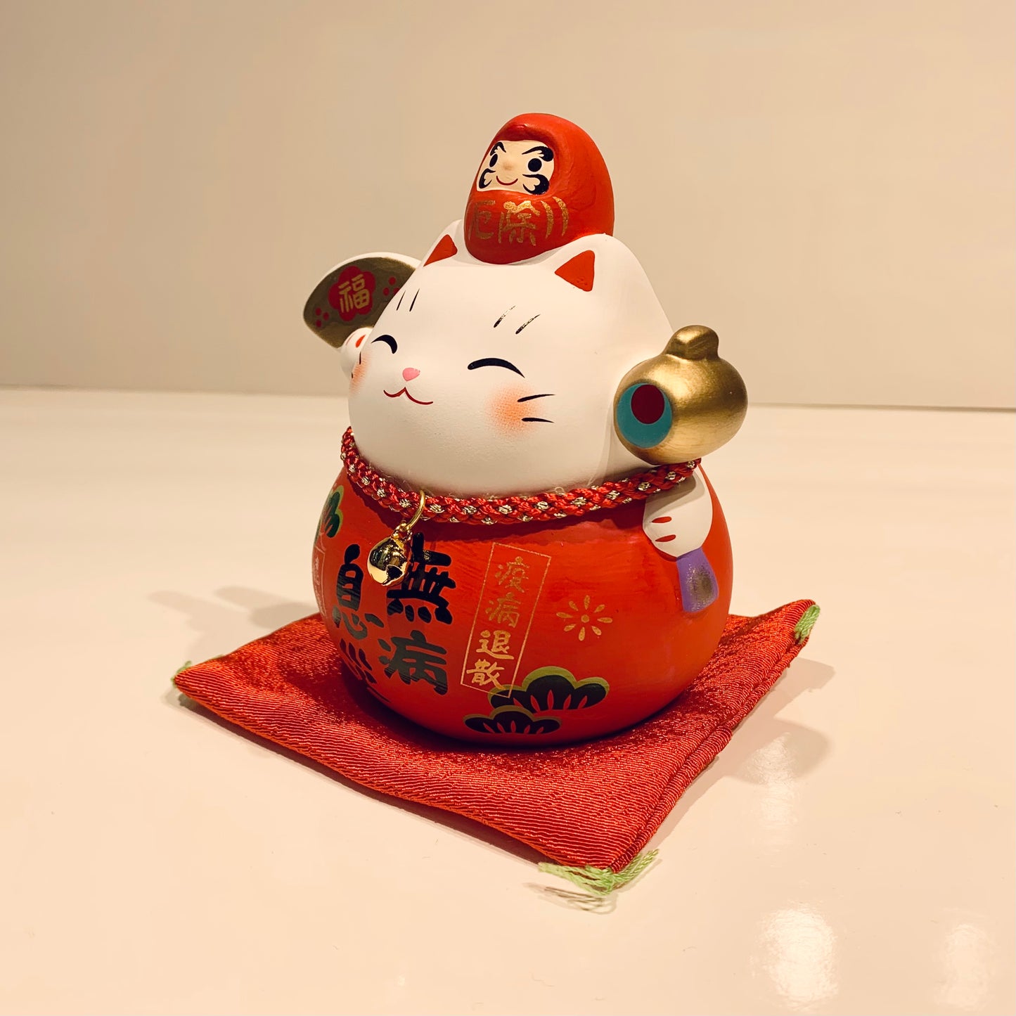 952832 Lucky cat Maneki Neko Beckoning Cat