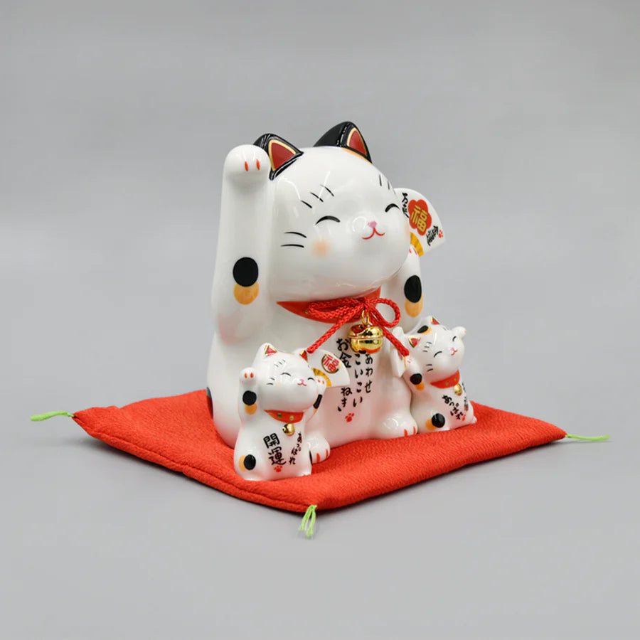 952452 Lucky cat Maneki Neko Beckoning Cat