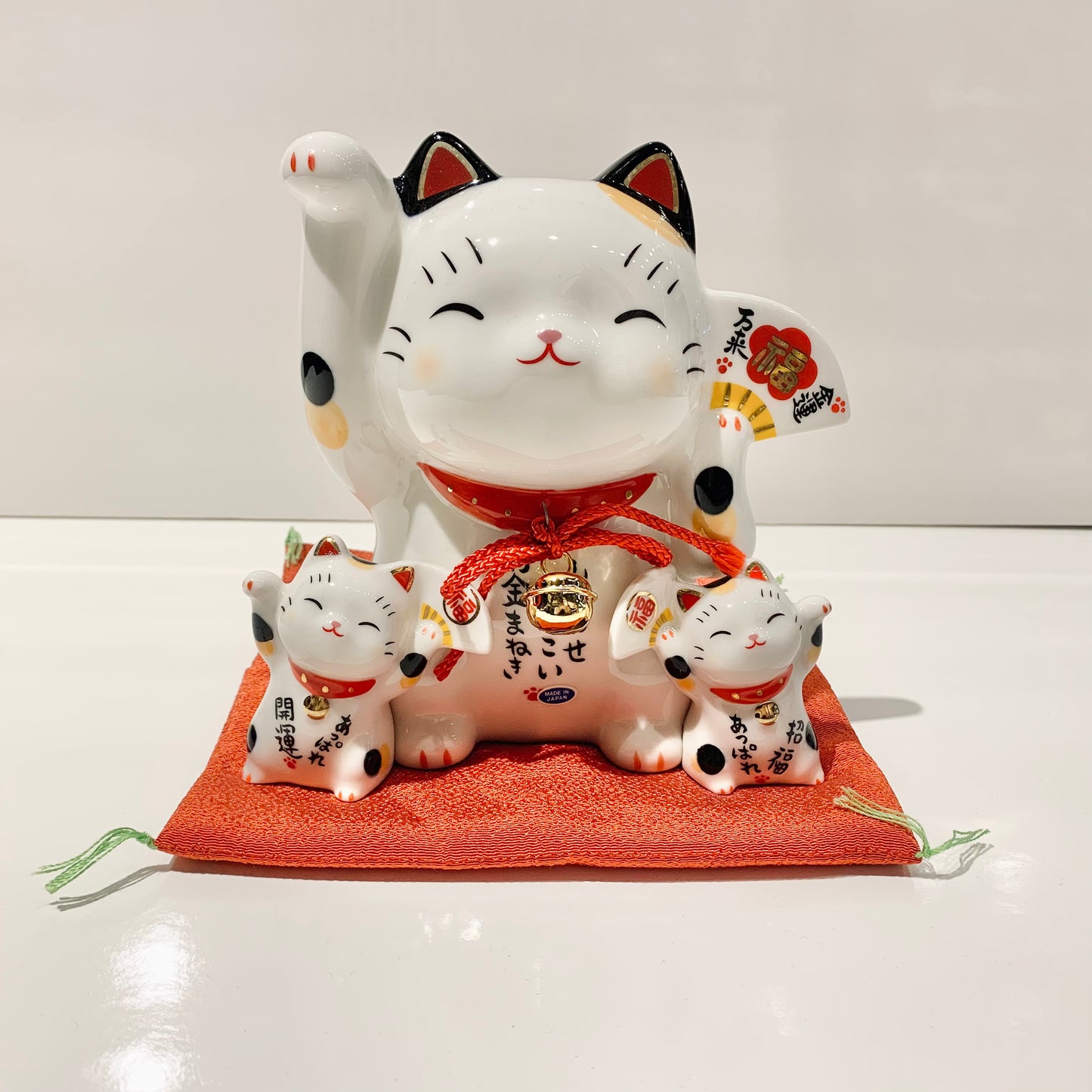 952452 Lucky cat Maneki Neko Beckoning Cat