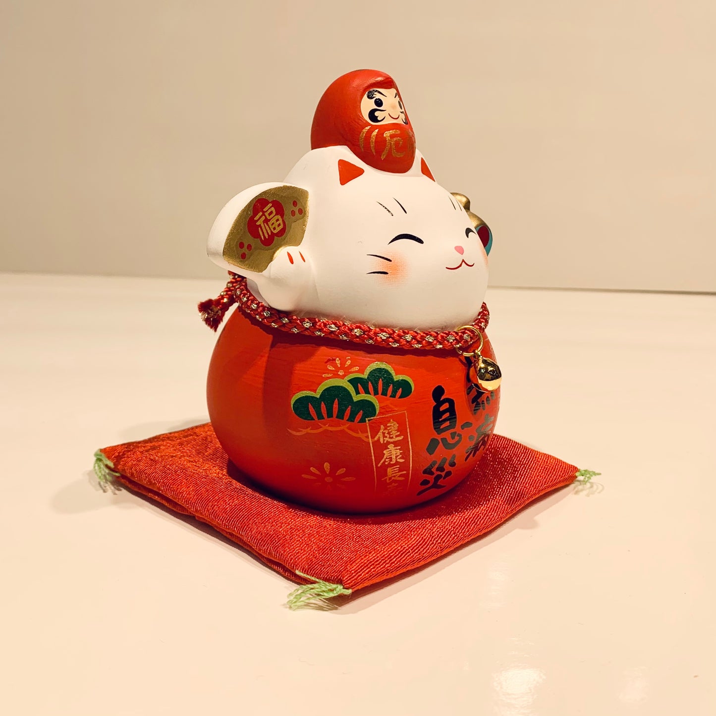 952832 Lucky cat Maneki Neko Beckoning Cat