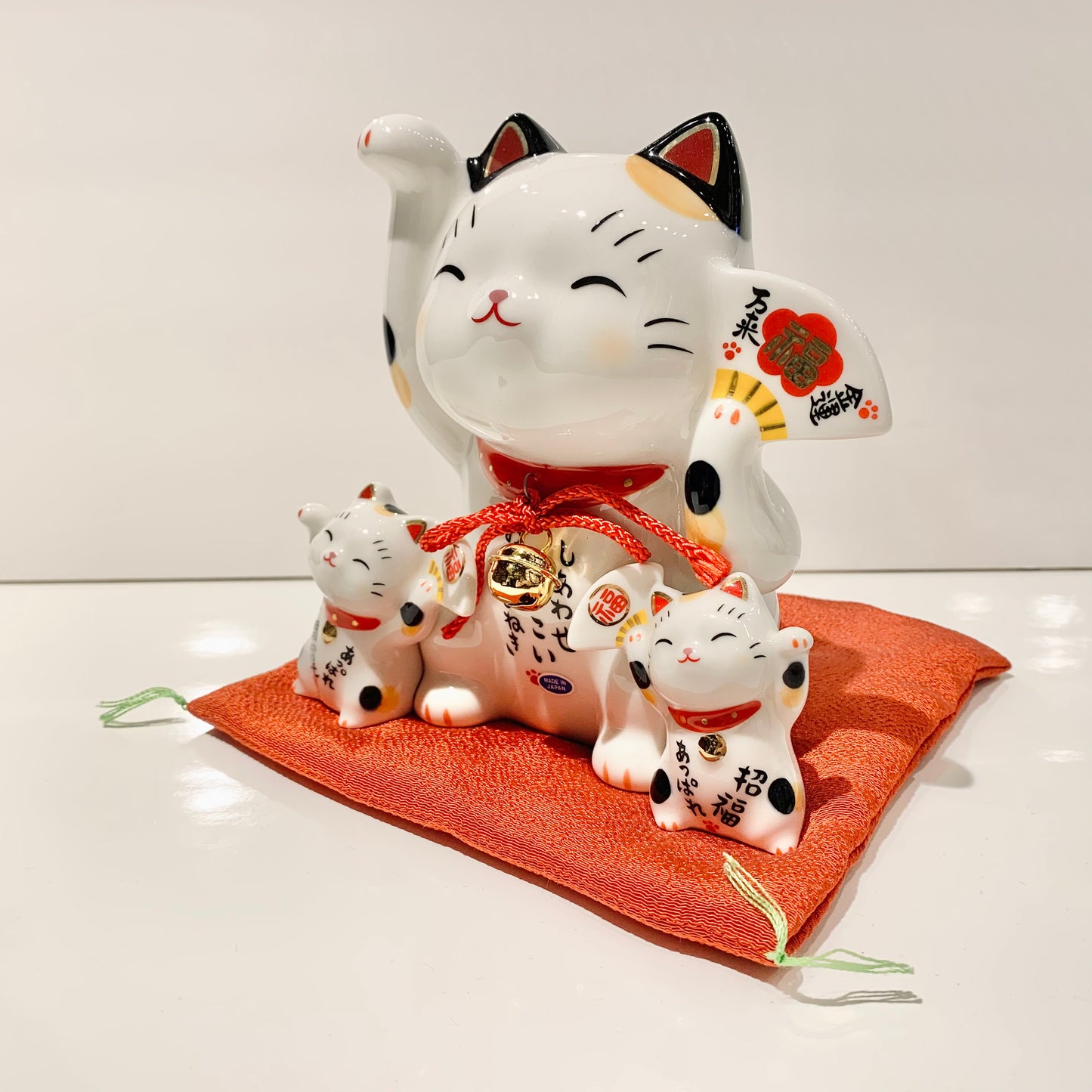 952452 Lucky cat Maneki Neko Beckoning Cat