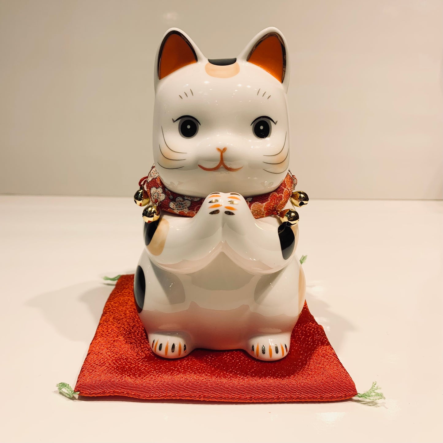 952290 Lucky cat Maneki Neko Beckoning Cat